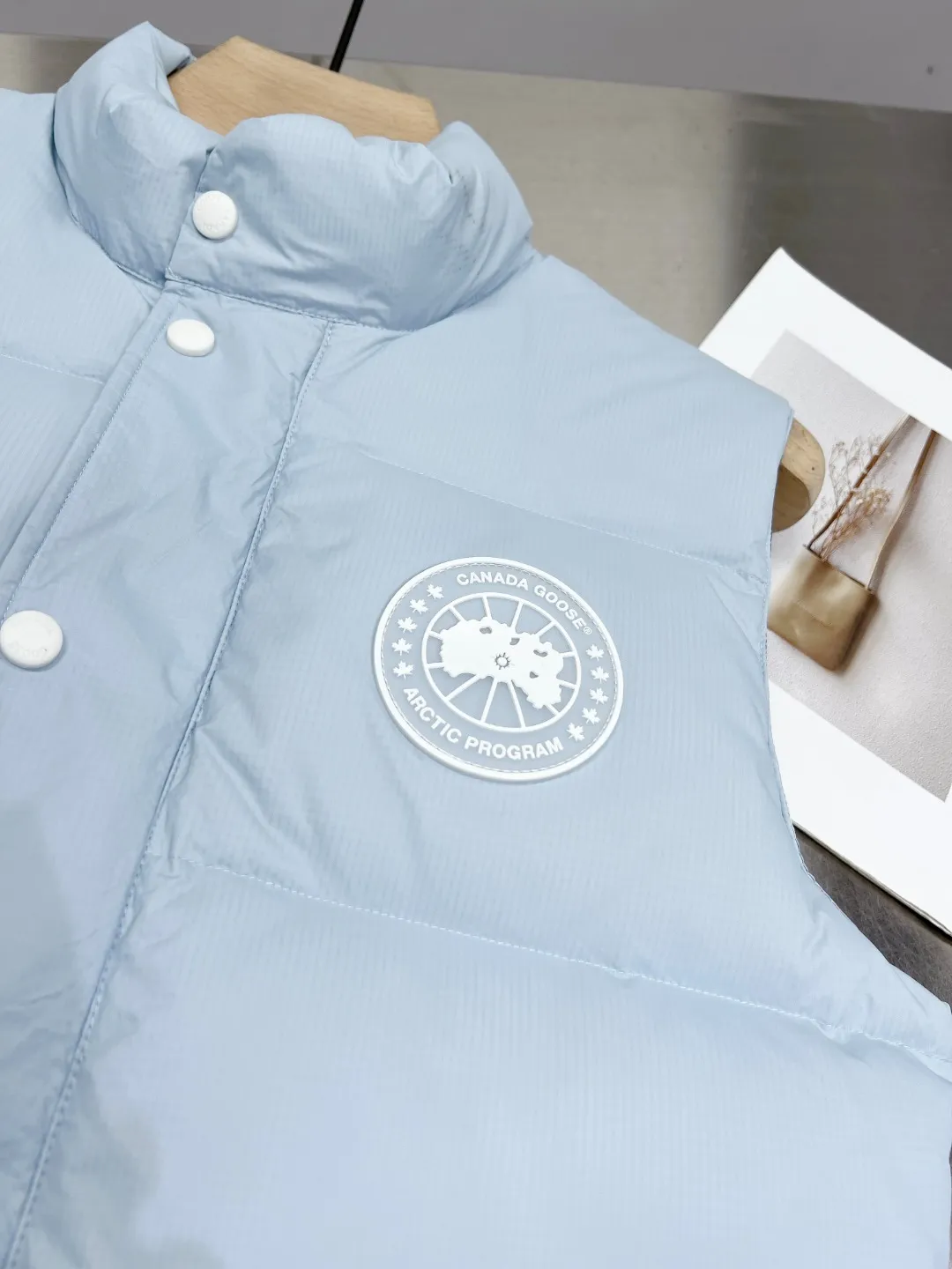 P480 𝗖𝗔𝗡𝗔𝗗𝗔 𝗚𝗢𝗢𝗦𝗘/Canada Goose White Label Glacier Vest Down Jacket Freestyle Vest THEICON This excellent down-filled vest can be freely layered with a variety of clothes, making it a favorite during the changing seasons. It's classic, versatile and provides excellent warmth. The Northern Lights capsule collection is reimagined in rich tones inspired by the stunning colors of Canada's north. The Glacial Haze capsule collection is revamped with a striking and layered color palette that evokes the feeling of being caught in the mist surrounding icebergs and glaciers. The top original replica version refers to the highest version in China (there is no one) (it is a piece of craftsmanship to make a piece of clothing that is ZP when placed in the counter) 1⃣ Made of original custom-made double plain 9500-100% nylon nylon fabric, windproof, waterproof and stain-resistant 2⃣ Filled with national standard Guangzhou Inspection white duck down, the amount of down is more than twice that of ordinary goods.  3⃣The zipper is customized from Yoshida YKK factory, with clear engraving and perfect and smooth texture. 4⃣Collar label, armband, back label, hangtag, complete anti-counterfeiting mark. Color: black, white, mood blue, melted water blue, graphite gray, purple. Size: XS S M L XL XXL